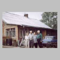 067-1019 Im Mai 1994 - Links im Bild Anneliese und Albert Katzmann mit einem russ. Ehepaar neben dem umgebauten Insthaus v. Bauer Katzmann.JPG